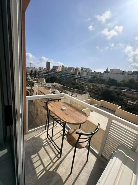 La Bella Guesthouse San Ġiljan Couette-café
