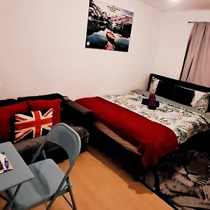 https://comfortable-host-in-zone-2-3.cambridgehotelsuk.com
